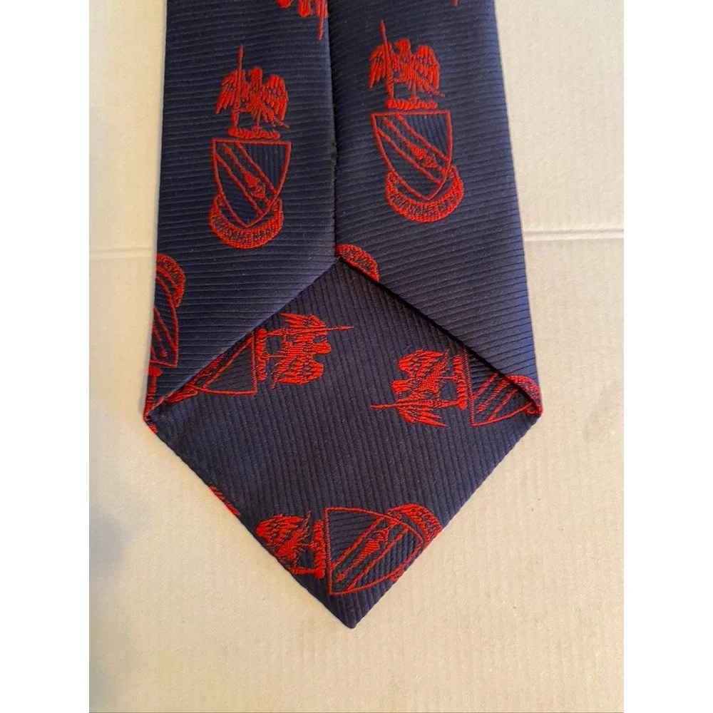 Danbury Mens Navy Blue Red Crest Eagle Motif Silk Blend Necktie 3.25 Inch Width
